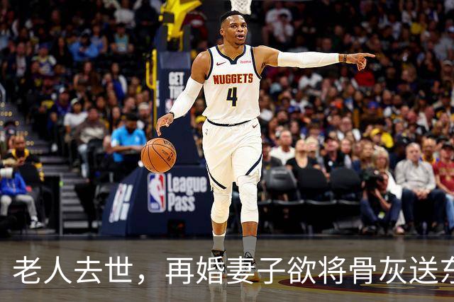 老人去世，再婚妻子欲将骨灰送东北安葬，老人儿子不同意，在殡仪馆与继母抢夺骨灰寄存证并报警；法院：判决老人与亡妻合葬